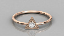 Charger l'image dans la galerie, Bague de type solitaire en forme de triangle personnalisable
