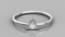 Charger l'image dans la galerie, Bague de type solitaire en forme de triangle personnalisable